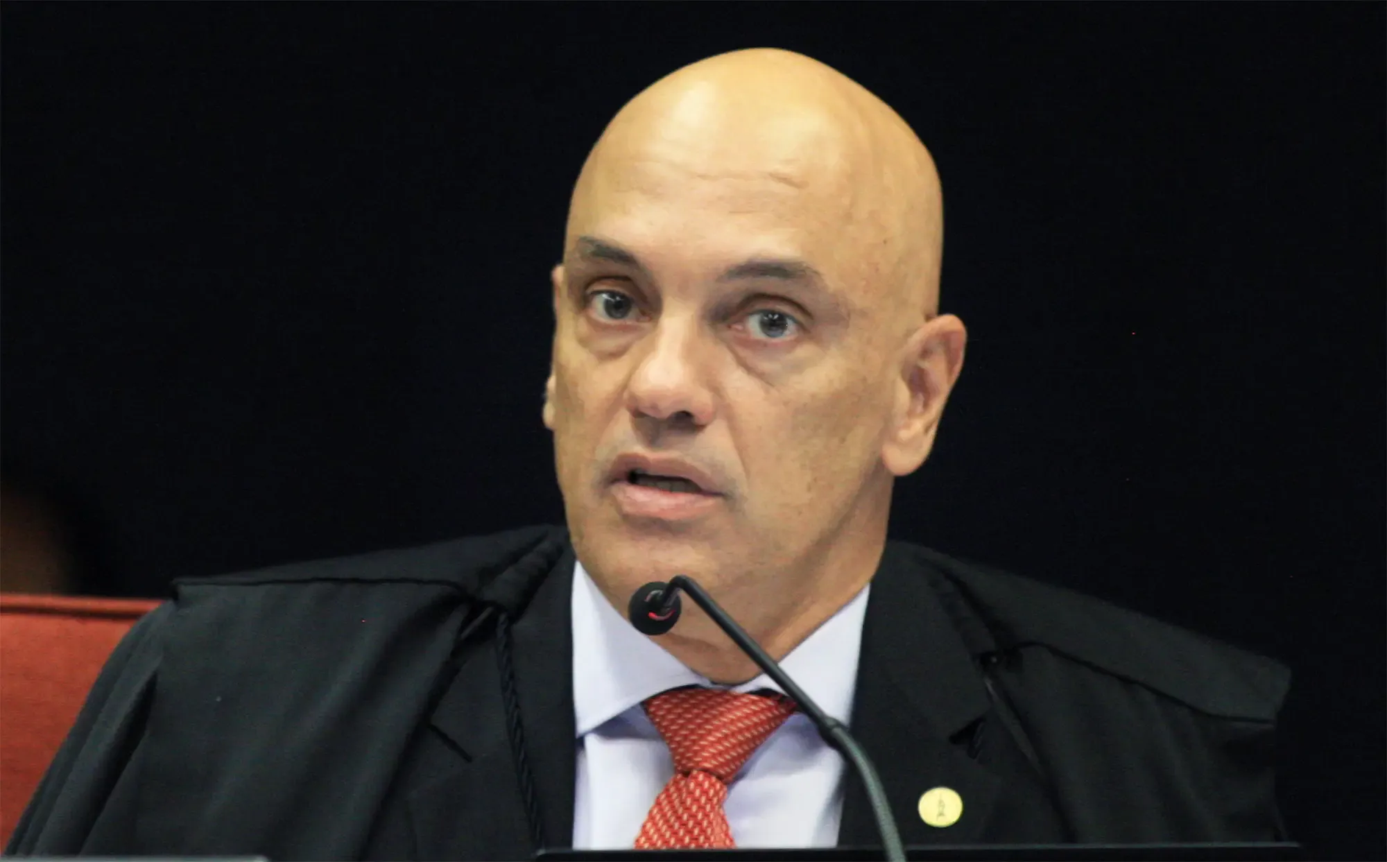 Moraes determina 15 dias para PGR decidir sobre denúncia contra Bolsonaro