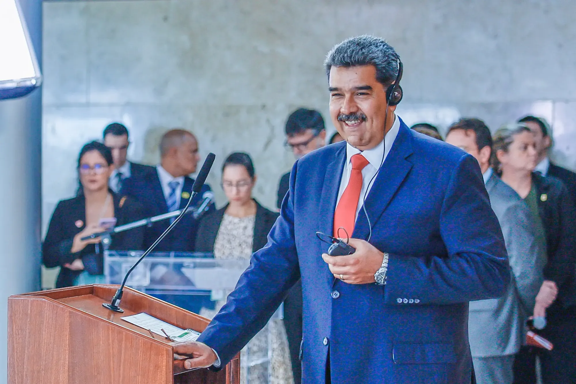 Maduro ordena encerramento das atividades diplomáticas venezuelanas no Equador