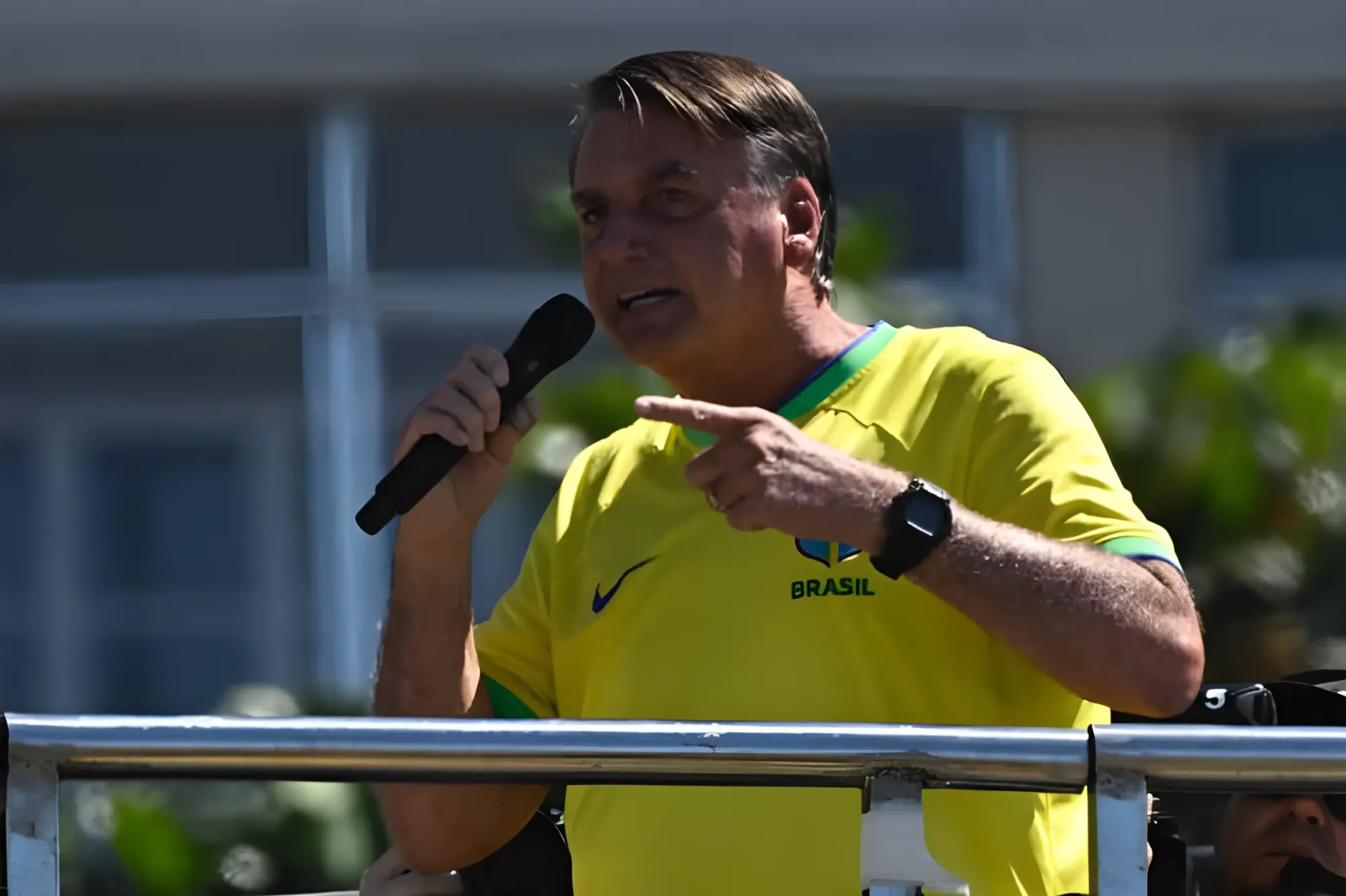 Bolsonaro exalta Musk e nega acusações em ato no Rio com milhares de apoiadores
