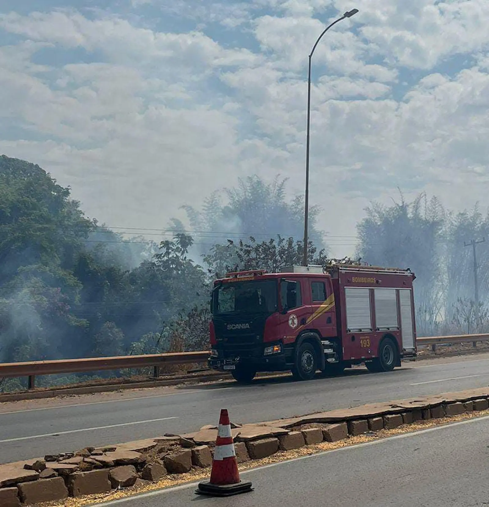 Bombeiros controlam incêndio em vegetação às margens da BR-163 em Sorriso