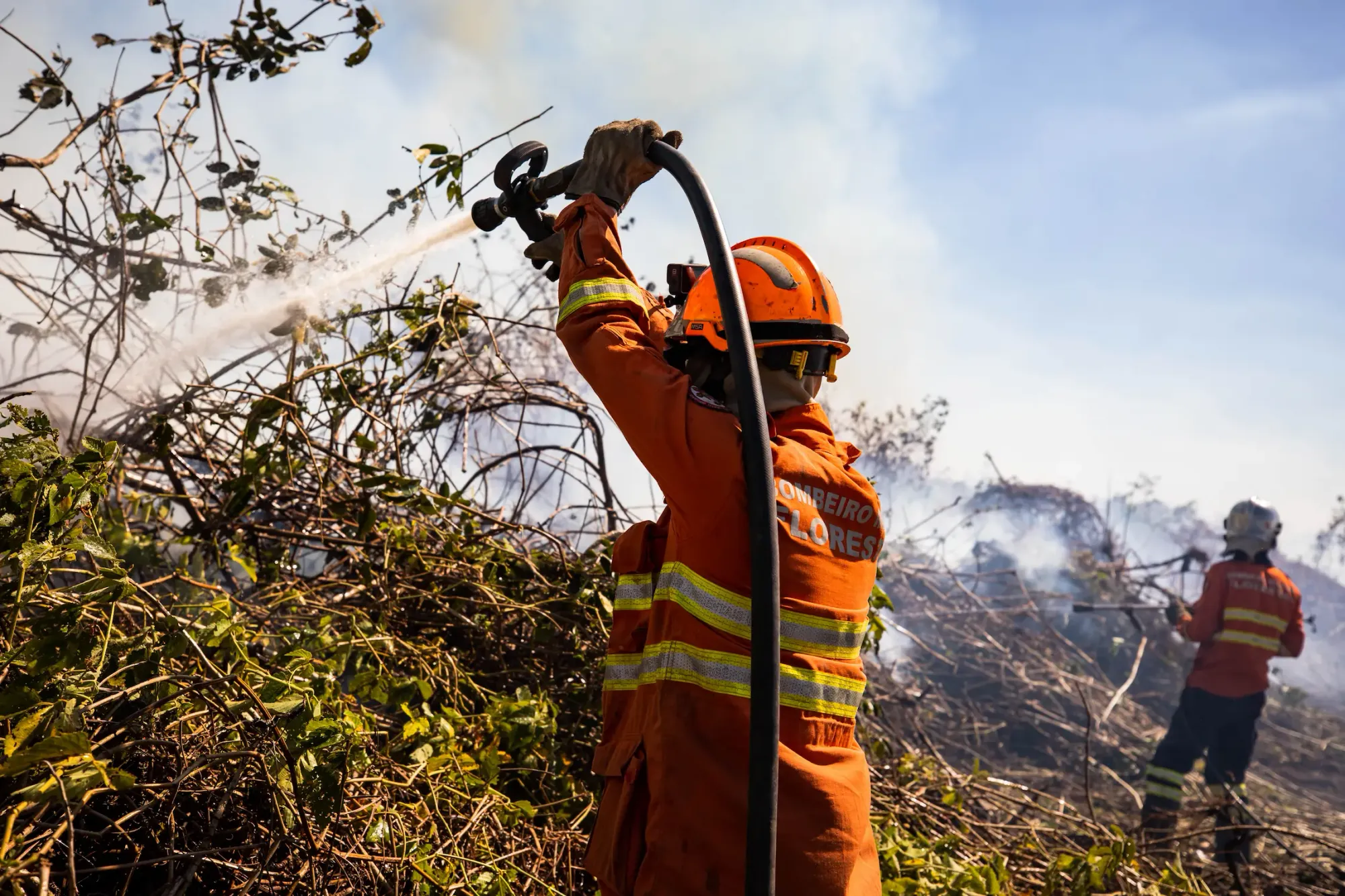 Bombeiros extinguem incêndios em Cuiabá e Barra; 20 novos focos surgem em MT