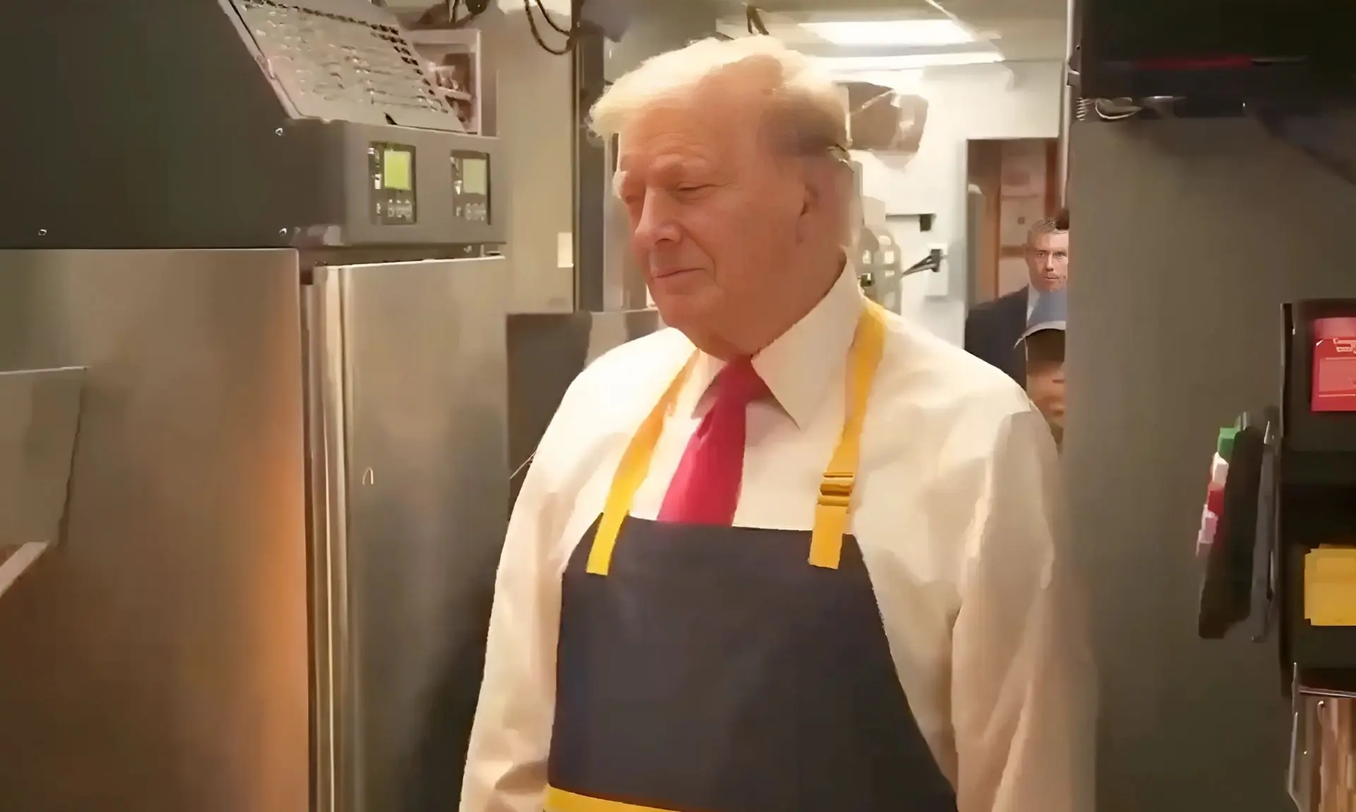 Trump surpreende em visita ao McDonald's na Pensilvânia e atua na fritadeira